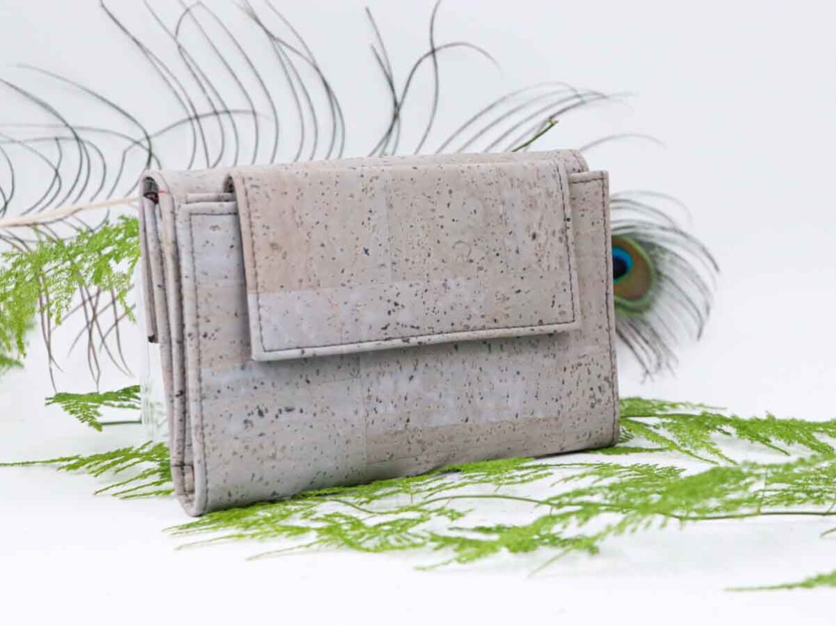 Grey cork wallet for women, with several functions: spaces for cards, another compartment for coins and notes.