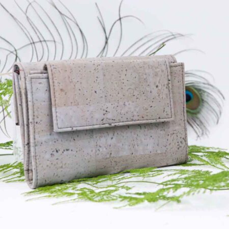 Grey cork wallet for women, with several functions: spaces for cards, another compartment for coins and notes.